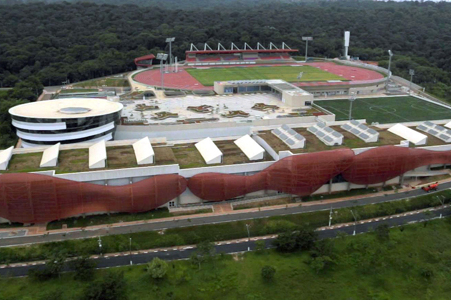Visão panorâmica do complexo esportivo, destacando a pista de atletismo,  áreas esportivas e a integração com o Parque Estadual Fontes do  Ipiranga.