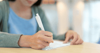 Vídeo curto decorativo animado, sem som e repetitivo, de uma professora amarela fazendo anotações em um caderno de registro escolar.
