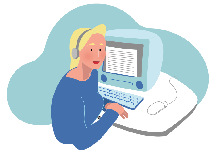 Na imagem há uma mulher de frente, sorrindo sentada diante de um notebook.