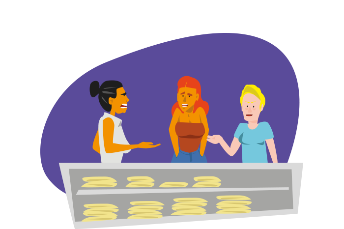 A chefe no negócio adverte as funcionárias: Vocês têm que ser mais simpáticas com os clientes, minhas jovens., as quais respondem: Dona Flávia, eu falei para a senhora que era tímida! A senhora disse que era só para fazer limpeza., e a outra: E eu também. Se soubesse que era para lidar com o público, nunca teria vindo para este emprego.
