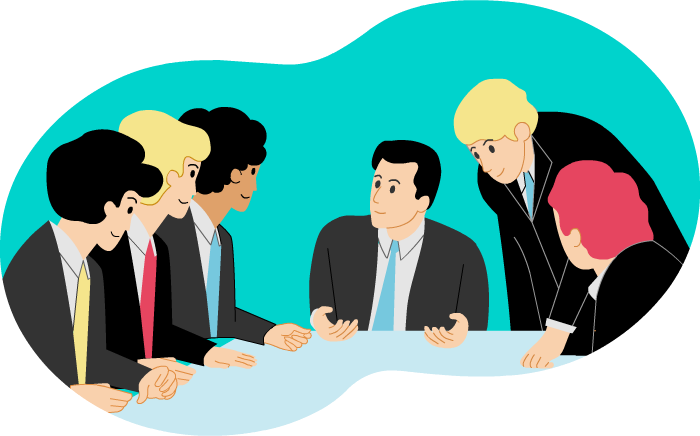 Seis pessoas estão em volta de uma mesa de reunião. Cinco estão sentadas e uma em pé inclinado sobre a mesa.Todos que estão sentados estão olhando para um homem que está sentado a frente em uma das extremidades da mesa. Ele olha para sua direita e parece argumentar algo.