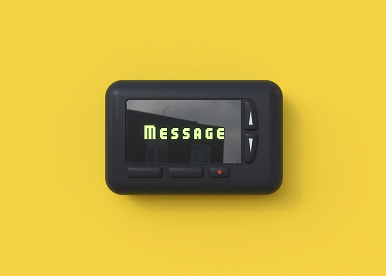 A imagem mostra um pager. Ele parece um celular preto simples, mas tem apenas a função de enviar mensagens. Na tela está escrito “message”.